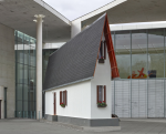 Erwin Wurm, Narrow House, 2010, Installationsansicht 2013