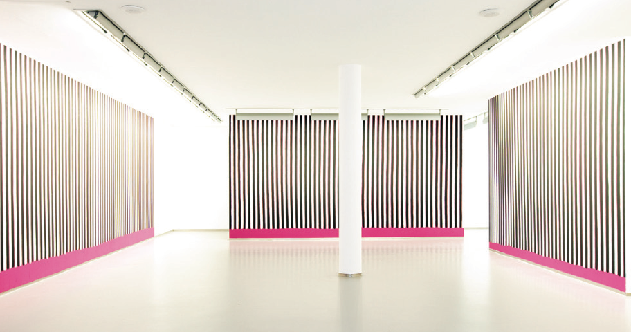 01 / Magenta Schwarz Weiss (Hommage an Kazuo Ohno), 2012  Exhibition View Galerie Bernd Kugler