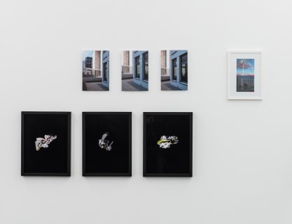 Kathrin Ganser: »Plazas (# LP/MP/PP)«, 2011-2014 »Plazas (# LP/MP/PP)«, 2011-2014 Fotografien und Installationen (variabel) | photographs and installations (variable) Ausstellungsansicht | Installation view Kehrer Galerie, 2016