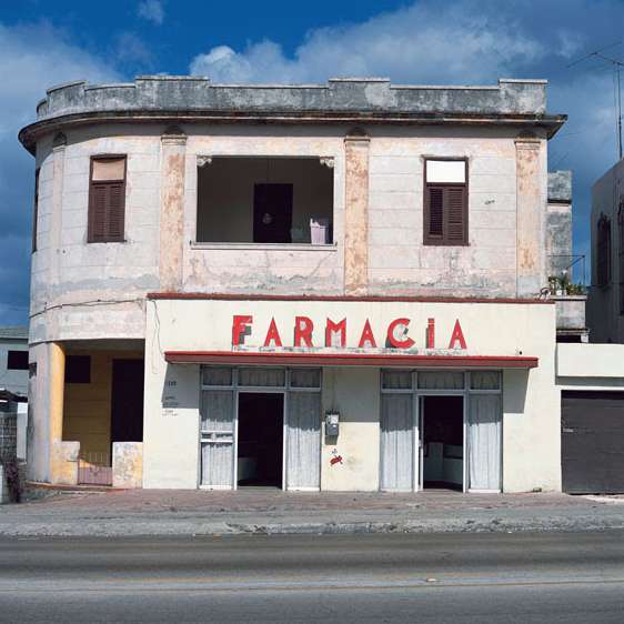 FARMACIA (Havana), 2006 © Charles Johnstone / Courtesy Jörg Maaß Kunsthandel