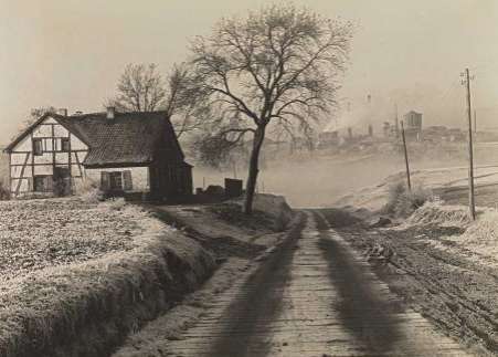 Albert Renger-Patzsch, Gehöft in Essen-Frohnhausen und Zeche Rosenblumendelle, 1928 © Albert Renger-Patzsch / Archiv Ann und Jürgen Wilde / VG Bild-Kunst, Bonn 2016