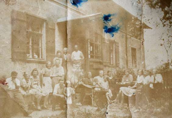 Anne Heinlein / Göran Gnaudschun, Gruppenbild vor dem Haus, Osdorf