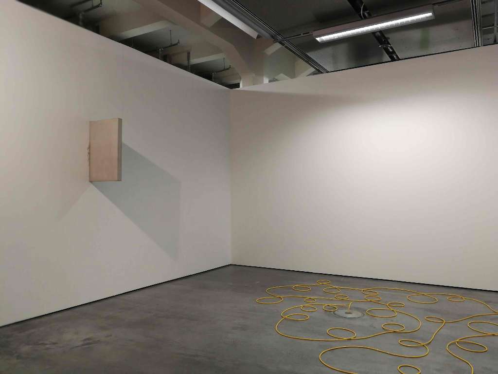 Leni Hoffmann, sansibar, 2012, Raumschnitt, Tageslicht, Neonlicht, Gips, gelbes Elektorkabel, Städtische Galerie, Karlsruhe